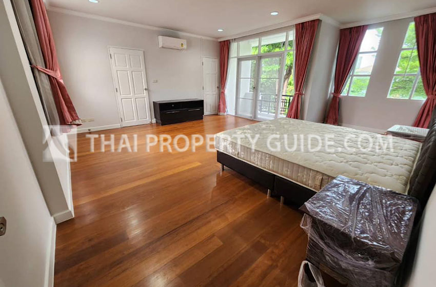 House with Shared Pool in Srinakarin 